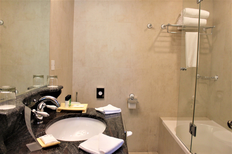 Bathroom 5, Mövenpick Hotel & Resort Al Bida'a Kuwait, Salmiya