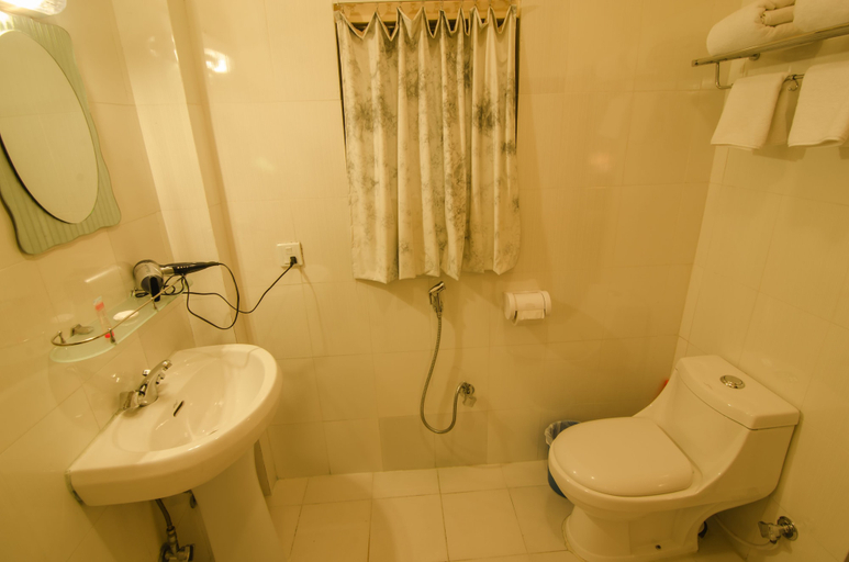 Bathroom 3, Hotel Lakefront, Gandaki