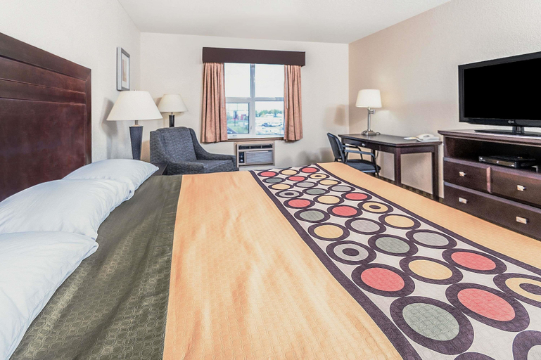 Bedroom 3, Super 8 by Wyndham Calgary/Airport, Division No. 6