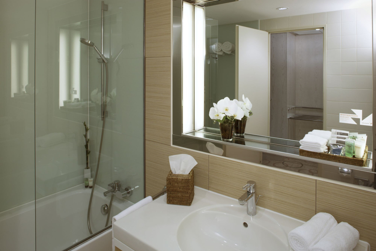 Bathroom 5, Sheraton Berlin Grand Hotel Esplanade, Berlin