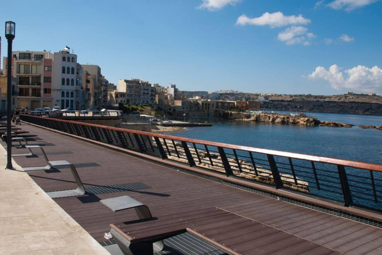 Property grounds 2, Studio - Sleeps 2 - Balcony - 5 Min Walk To Beach, Saint Paul's Bay