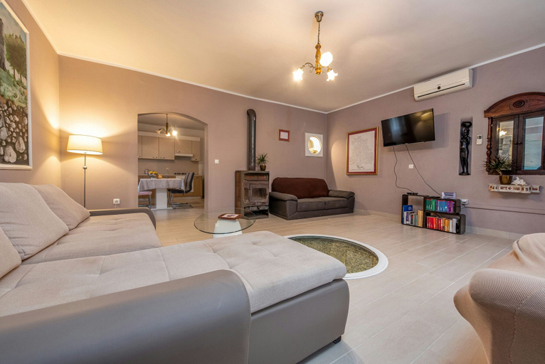 Others 5, Villa Fresia, Vir