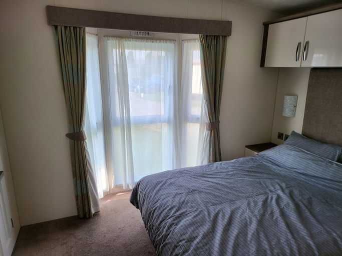 Bedroom, 2br-sleeps6-fireplace-parking-patio-seaside, Essex