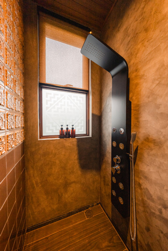 Bathroom 10