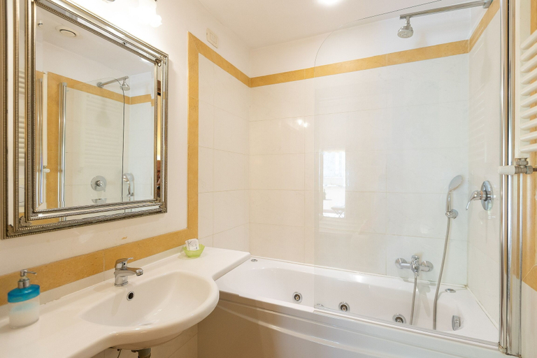Bathroom 5, InternoUno Deluxe, Rome