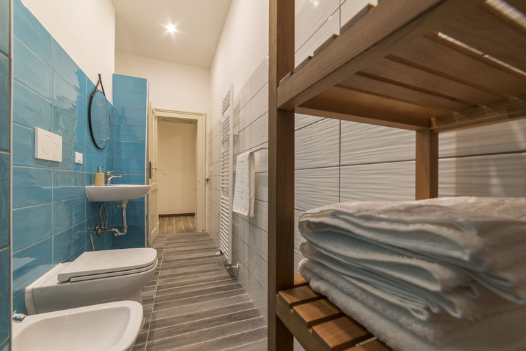 Bathroom 5, Tilia, Bologna