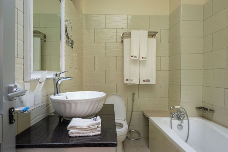 Bathroom 5, Las Vegas Hotel Mbarara, Kashari