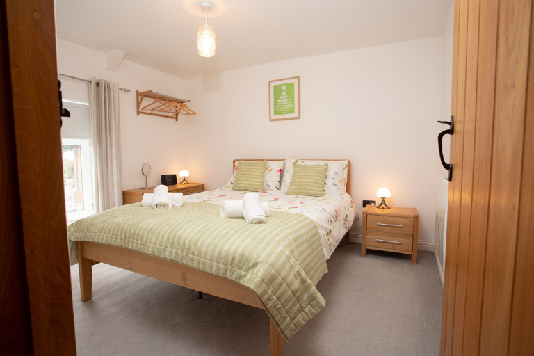 Bedroom 2, Cottage - Sleeps 4 - Garden - Parking, Carmarthenshire