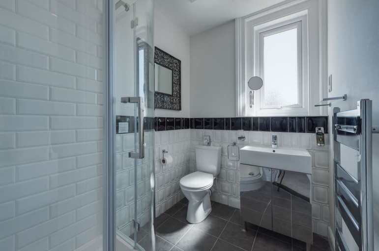Bathroom 4, Stattons Hotel & Restaurant, Portsmouth