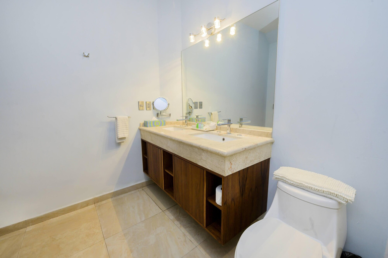 Bathroom 5, Suites de La Parra, Del Centro