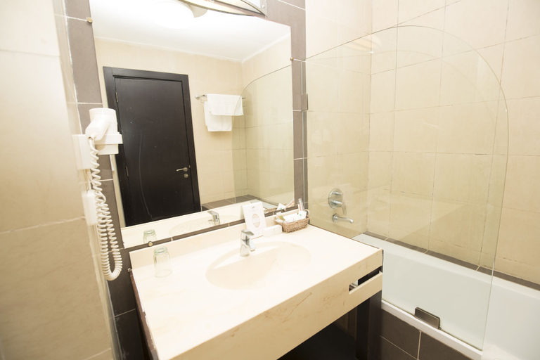 Bathroom 4, Hotel Palm Beach, Pointe Noire