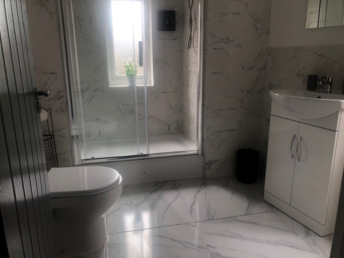 Bathroom, 2 Bed Flat - Sleeps 6 - Parking - Wifi, Bridgend