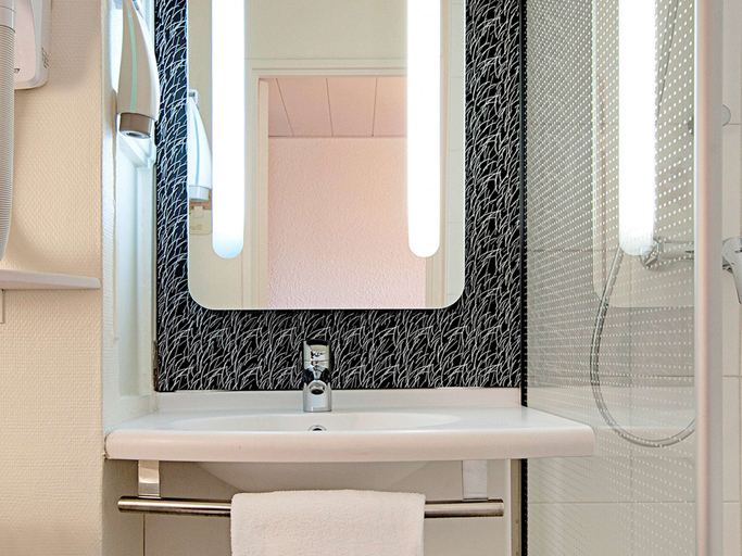 Bathroom 5, HotelF1 Lorient, Morbihan