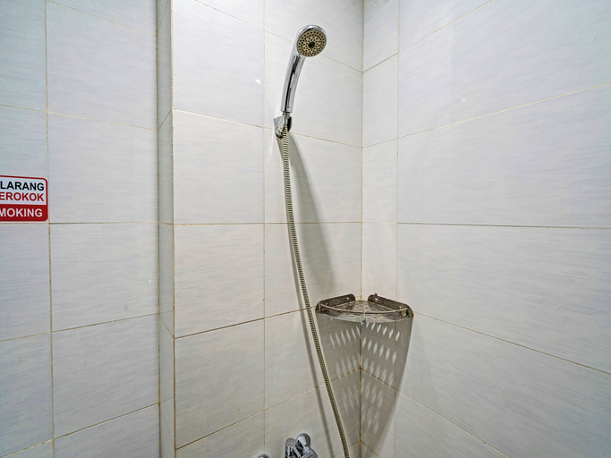 Bathroom 3, OYO 92768 Flagship Exclusive Colombus Near Stasiun Karawang, Karawang