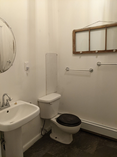 Bathroom 4, Trailside Inn, Queens