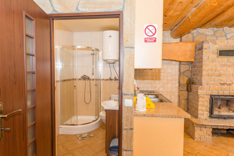 Bathroom 3, Gosciniec Pieciu Stawow, Bieszczady