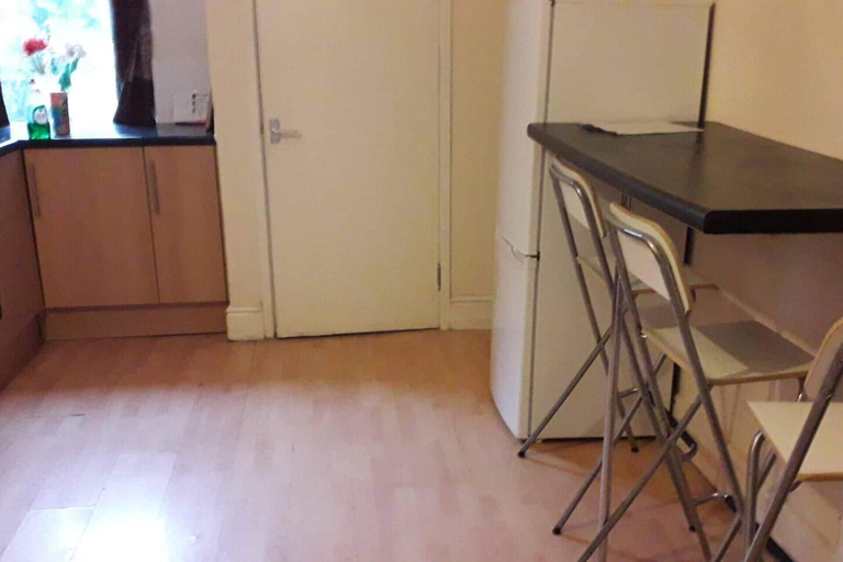 Others 5, Grand 4-bed Quasi Semi House in Manchester, Trafford