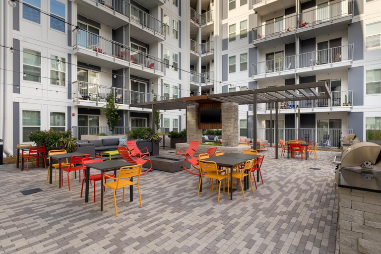 BBQ/picnic area, S2ba Modern 2-br Walkable in Midtown 1 Block From Marta, Atlanta
