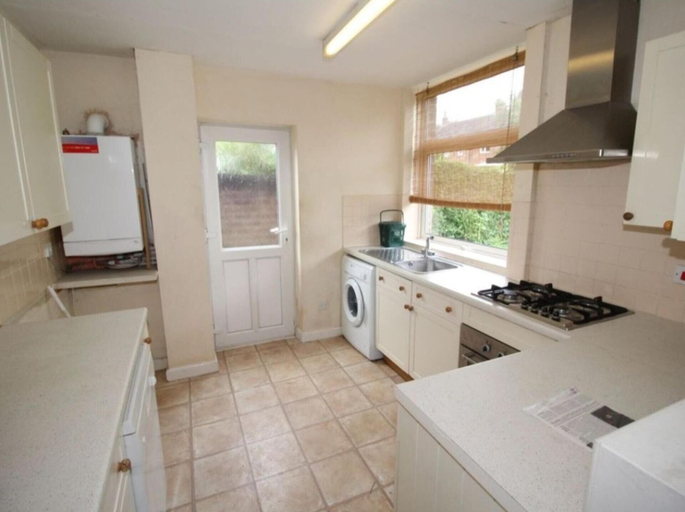 Others 4, Inviting 5-bed House in Stockport Bramhall, Stockport
