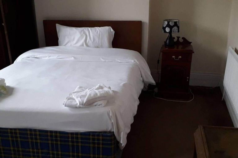Bedroom 3, Grand 4-bed Quasi Semi House in Manchester, Trafford