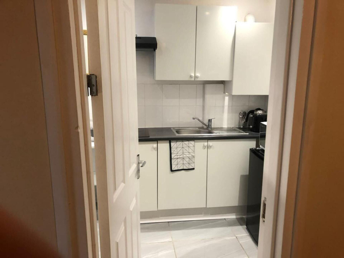 Others 3, Cozy Coventry Studio With Extra Bed, Coventry