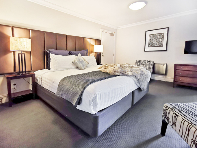 Bedroom 4, Modern Spacious Town Center Unit with Lake View, Queenstown-Lakes