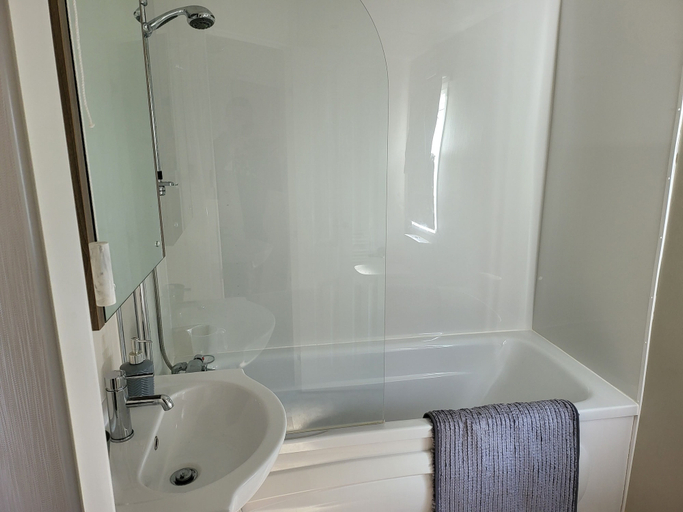 Bathroom 3, 2br-sleeps6-fireplace-parking-patio-seaside, Essex