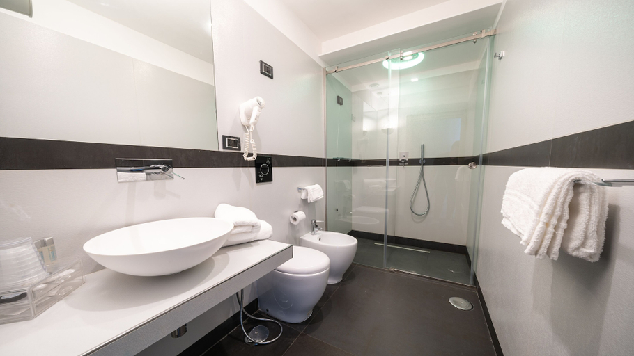 Bathroom 3, Hotel Il Gabbiano, Napoli
