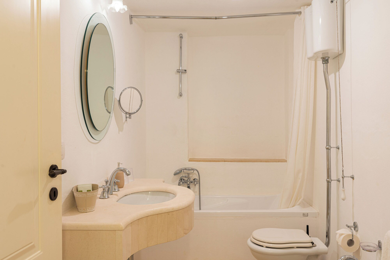 Bathroom 5, Masseria Le Carrube, Brindisi