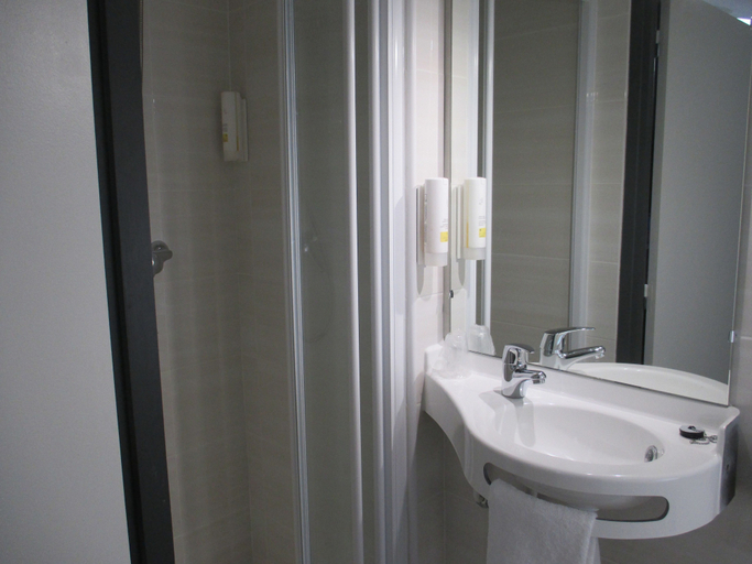 Bathroom 4, Hôtel Le Pastel, Haute-Garonne