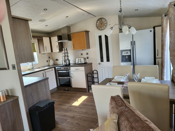 Others 4, 2br-sleeps6-fireplace-parking-patio-seaside, Essex
