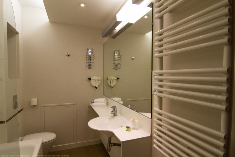 Bathroom 5, Logis Hôtel du Château - Combourg, Proche Saint-Malo, Ille-et-Vilaine