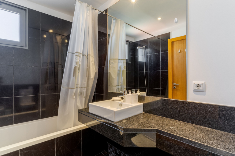 Bathroom 4, Jardins do Oceano, Santa Cruz