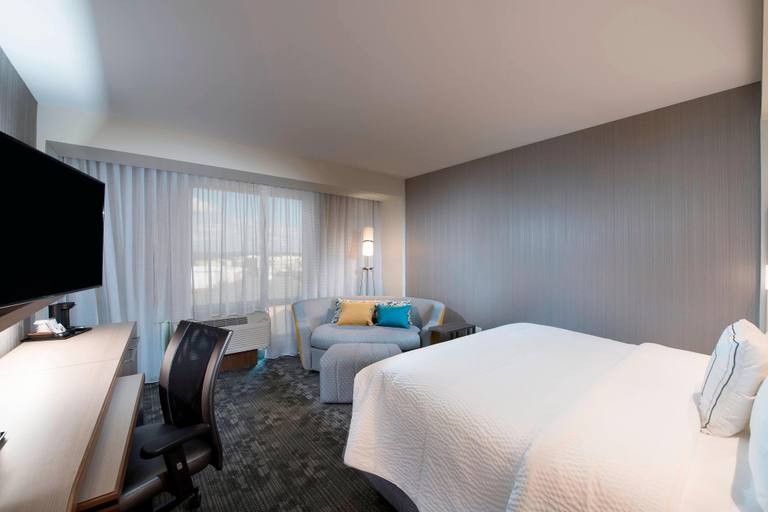 Bedroom 3, Courtyard by Marriott Atlanta Alpharetta/Avalon Area, Fulton