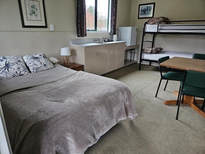 Bedroom 2, Kiwi Park Motels & Holiday Park, Tasman