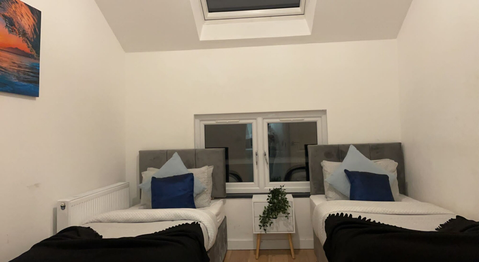 Room 5, Inviting 2-bed, Sleeps 5, Wakefield