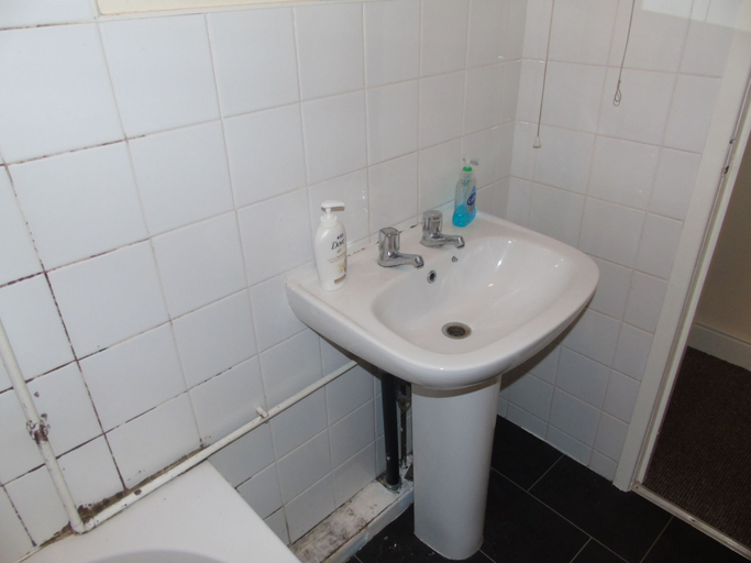 Bathroom 3, Lovely 2-bed House in Bolton Greater Manchester, Bolton