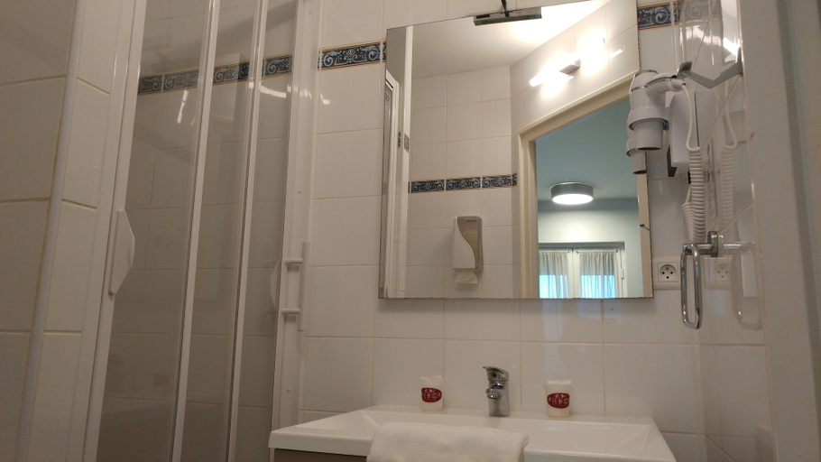 Bathroom 4, Hotel Bar du Centre, Landes