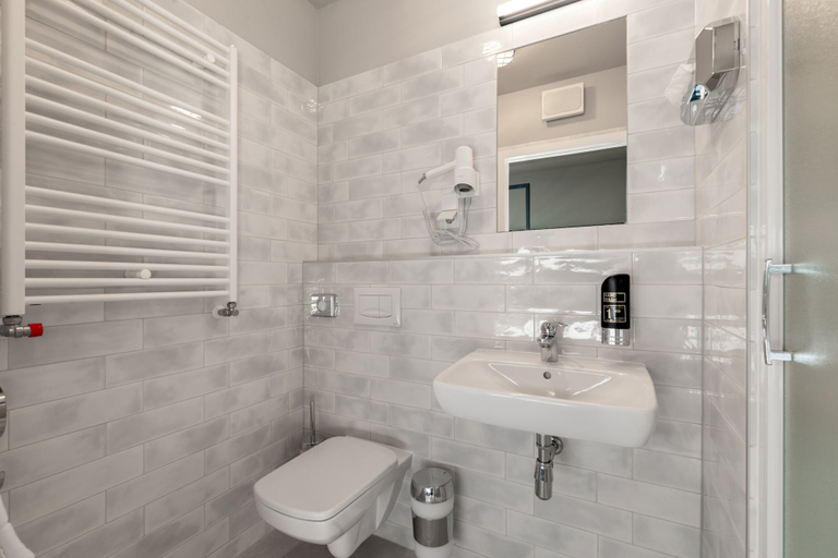 Bathroom 4, a&o Warszawa Wola, Warsaw