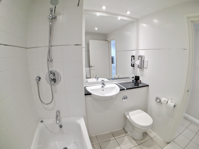 Bathroom 4, Gainsborough House Hotel, Worcestershire