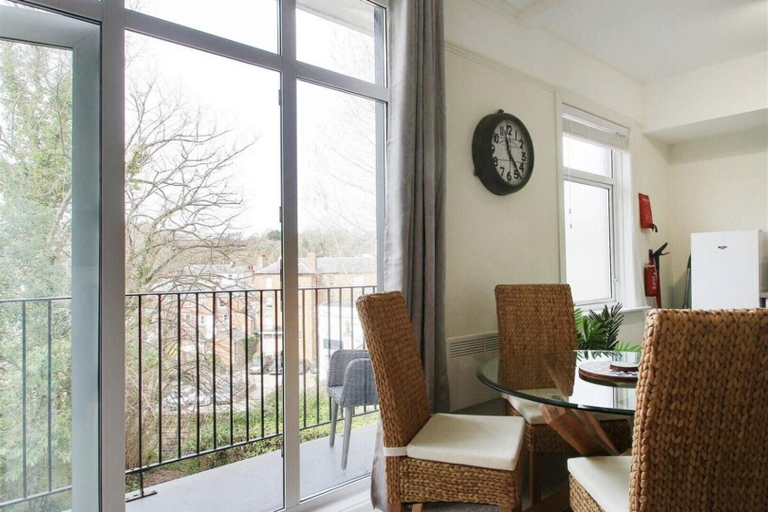 Dining, Stunning 2-bed Apartment in Tunbridge Wells, Kent