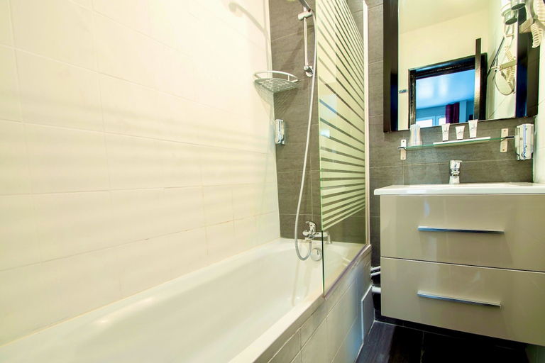 Bathroom 4, Hotel Migny Opera Montmartre, Paris