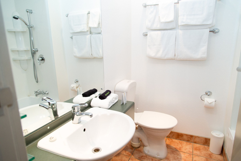 Bathroom 5, Hotel Ashburton, Ashburton