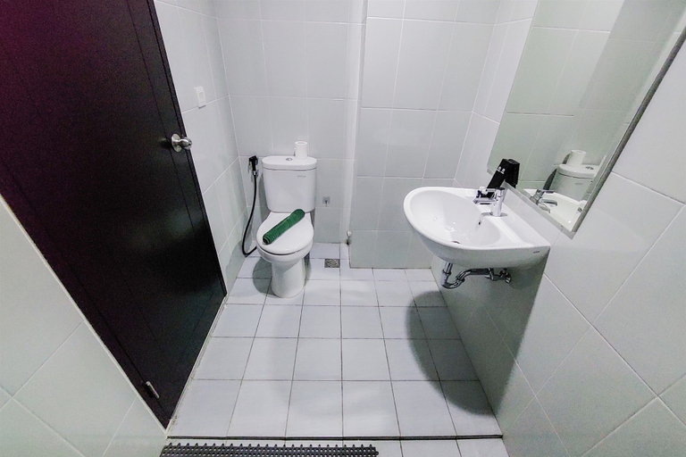 Bathroom 3, Warm And Cozy Stay Studio At Casa De Parco Apartment, Tangerang Selatan