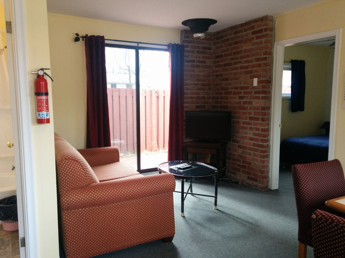 Others 5, The Pinewood - Adult Getaway by the Lake, Lambton