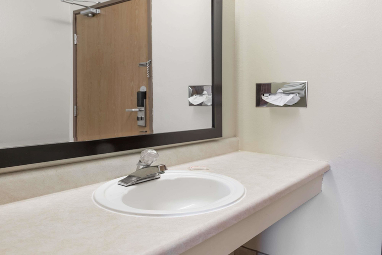 Bathroom 4, Super 8 by Wyndham Lebanon, Laclede