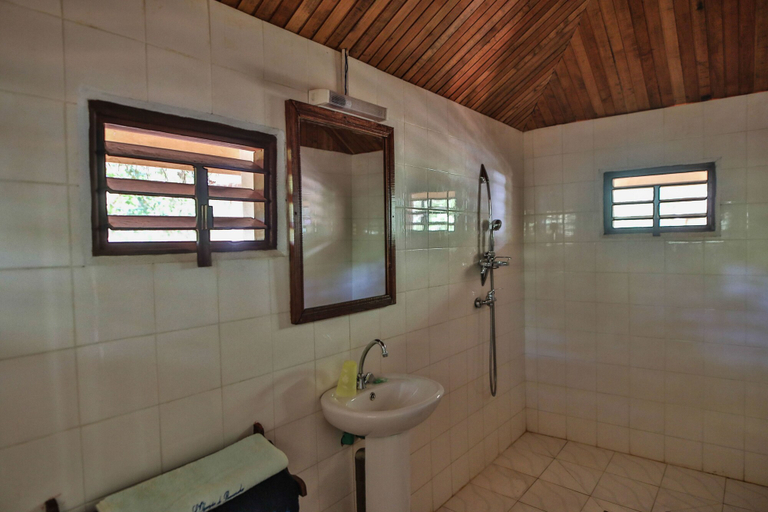 Bathroom 4, Olympe Du Bemaraha, Melaky