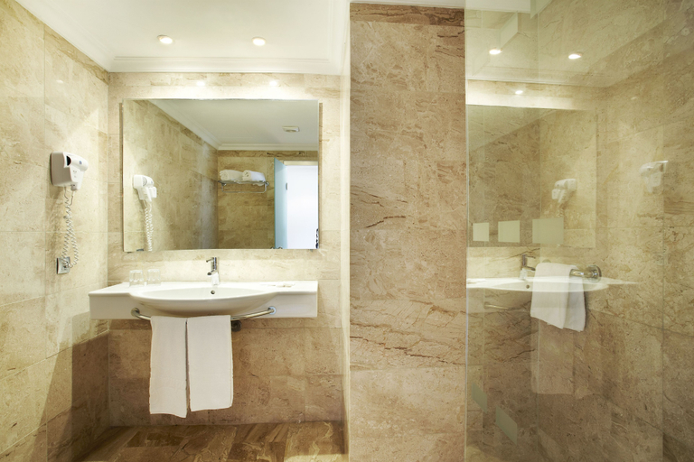 Bathroom 5, Grupotel Montecarlo, Baleares