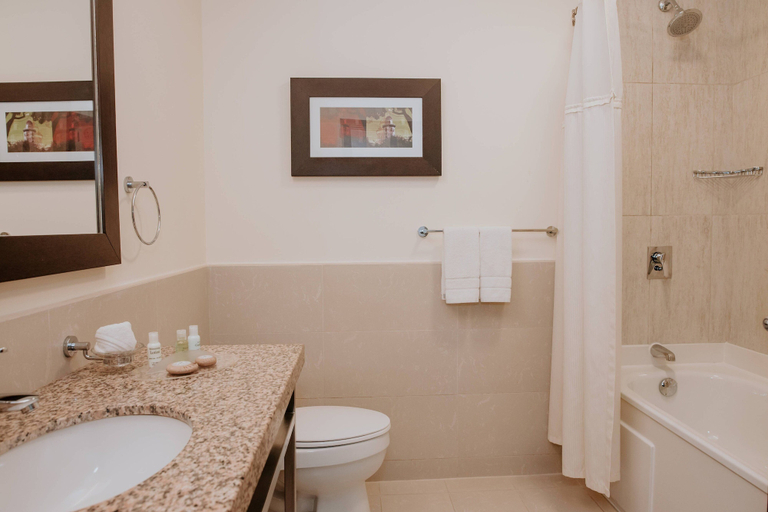 Bathroom 4, Courtyard by Marriott Guayaquil, Guayaquil