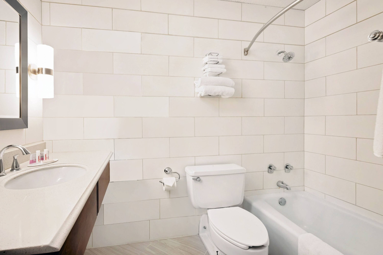 Bathroom 3, Brookings Inn, Brookings